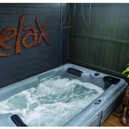 Luxury Retreat In Lincolnshire With Hot Tub Apartment Cranwell Exterior photo