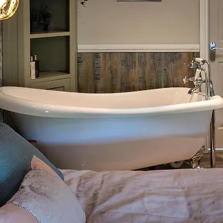 Luxury Retreat In Lincolnshire With Hot Tub Apartment Cranwell Exterior photo
