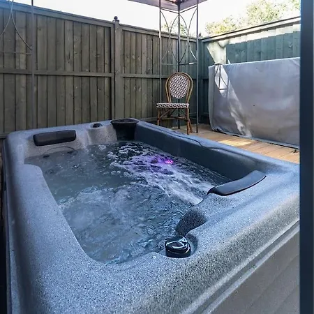 Luxury Retreat In Lincolnshire With Hot Tub Apartment Cranwell Exterior photo