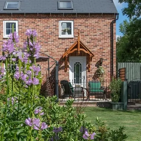Luxury Retreat In Lincolnshire With Hot Tub Apartment Cranwell Exterior photo